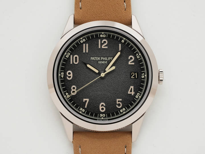 パテックフィリップ カラトラバ Ref.5226G-001 ホワイトゴールド ブラックグラデーションのテクスチャード ラック アントラサイト文字盤