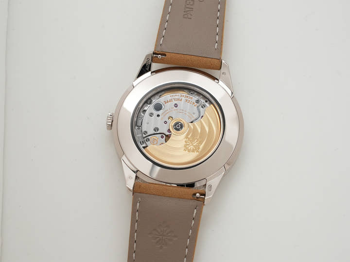 パテックフィリップ カラトラバ Ref.5226G-001 ホワイトゴールド ブラックグラデーションのテクスチャード ラック アントラサイト文字盤