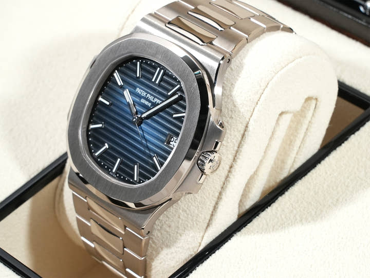 Patek Philippe Nautilus Ref. 5811/1G-001 White Gold Blue Sunburst Dial