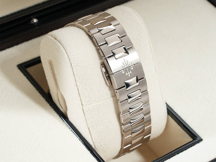 Patek Philippe Nautilus Ref. 5811/1G-001 White Gold Blue Sunburst Dial