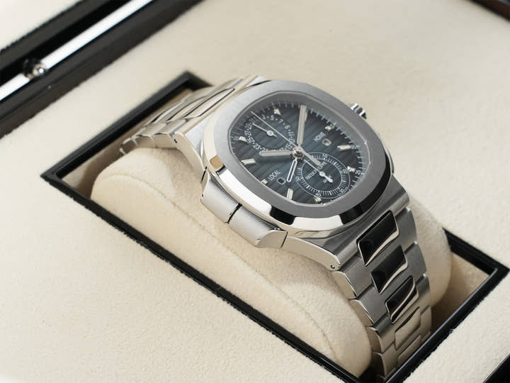 パテックフィリップ ノーチラス トラベルタイム クロノグラフ Ref.5990/1A-011 ステンレススチール ブルーソレイユ文字盤