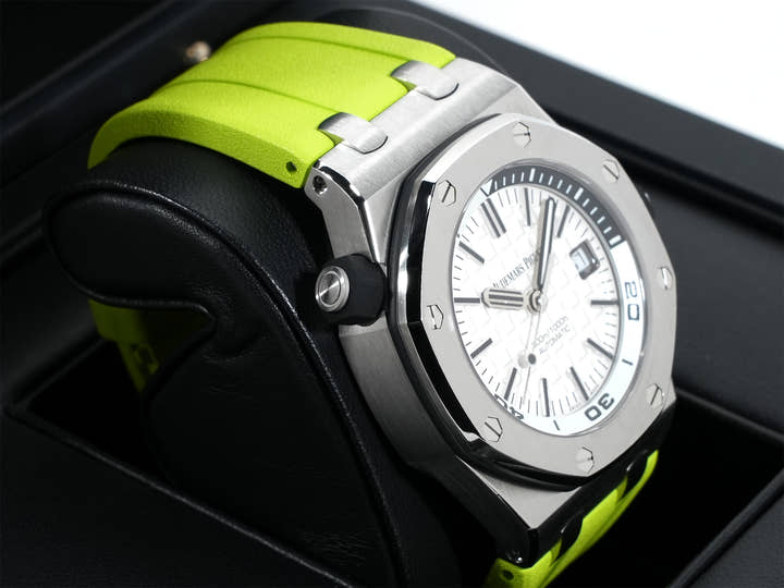 Audemars Piguet Royal Oak Offshore Diver Ref. 15710ST.OO.A002CA.02 Stainless Steel Silver (Mega Tapestry) Dial