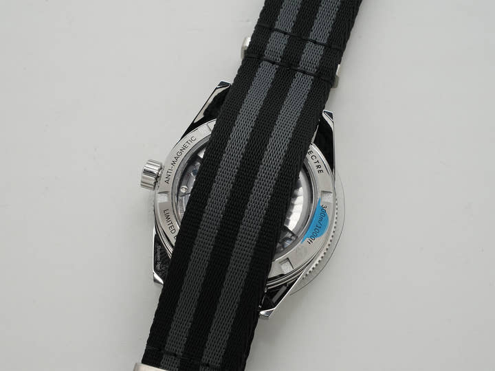 オメガ シーマスター 300 スペクター Ref.233.32.41.21.01.001 ブラック文字盤 未使用 txfz7wi8