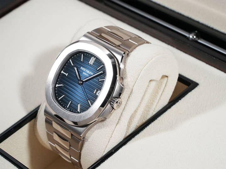 Patek Philippe Nautilus Ref. 5811/1G-001 White Gold Blue Sunburst Dial