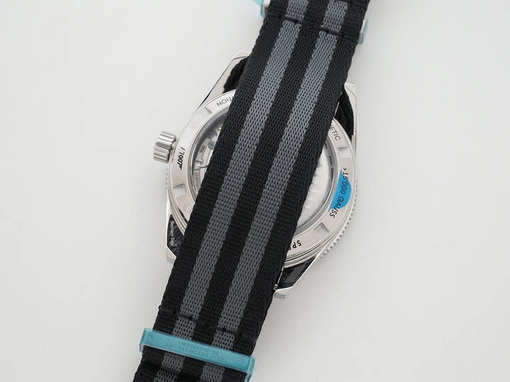 オメガ シーマスター 300 スペクター Ref.233.32.41.21.01.001 ブラック文字盤 未使用 mjz7xs8p