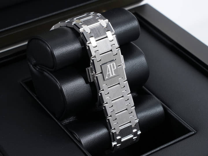 オーデマピゲ ロイヤルオークジャンボ エクストラ シン Ref.16202BC.OO.1240BC.02 ホワイトゴールド ブルー文字盤