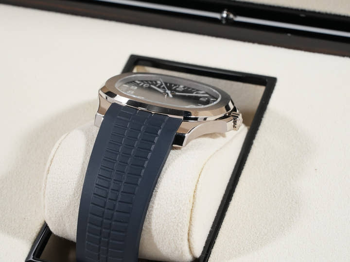 パテックフィリップ アクアノート Ref.5168G-001 ホワイトゴールド ミッドナイトブルー文字盤