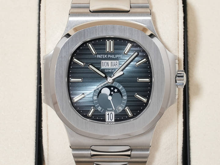 パテックフィリップ ノーチラス アニュアルカレンダー ムーンフェイズ Ref.5726/1A-014 ステンレススチール ブルー、ブラックグラデーション文字盤