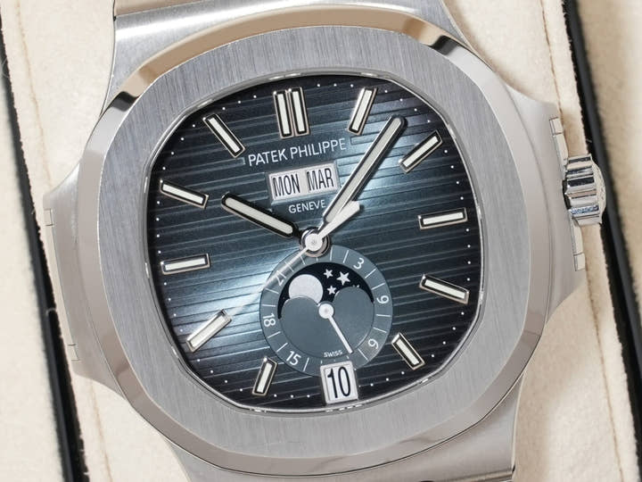 パテックフィリップ ノーチラス アニュアルカレンダー ムーンフェイズ Ref.5726/1A-014 ステンレススチール ブルー、ブラックグラデーション文字盤