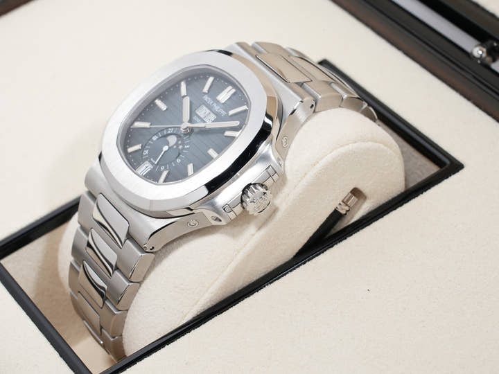 パテックフィリップ ノーチラス アニュアルカレンダー ムーンフェイズ Ref.5726/1A-014 ステンレススチール ブルー、ブラックグラデーション文字盤