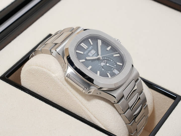 パテックフィリップ ノーチラス アニュアルカレンダー ムーンフェイズ Ref.5726/1A-014 ステンレススチール ブルー、ブラックグラデーション文字盤