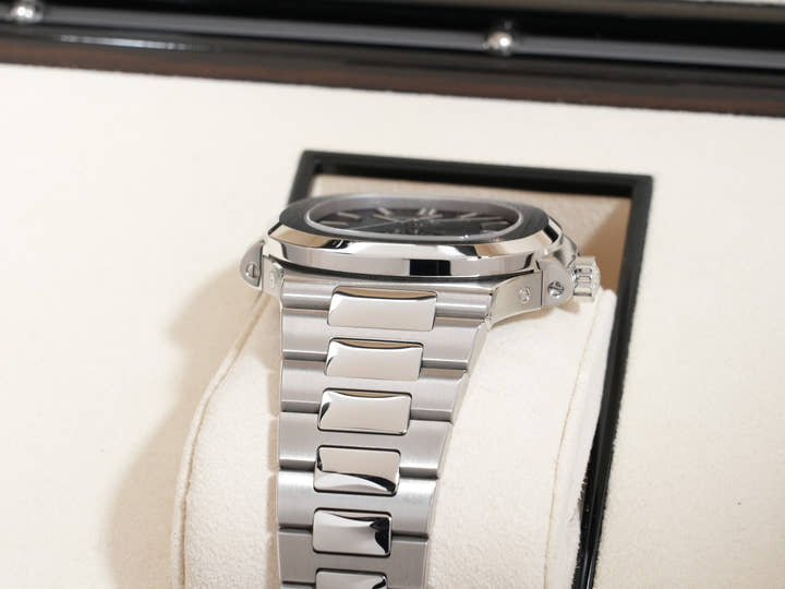 パテックフィリップ ノーチラス アニュアルカレンダー ムーンフェイズ Ref.5726/1A-014 ステンレススチール ブルー、ブラックグラデーション文字盤