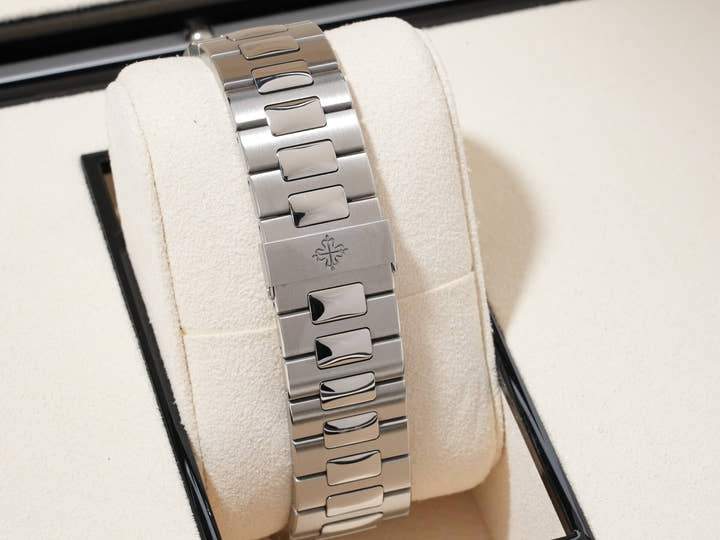 パテックフィリップ ノーチラス アニュアルカレンダー ムーンフェイズ Ref.5726/1A-014 ステンレススチール ブルー、ブラックグラデーション文字盤