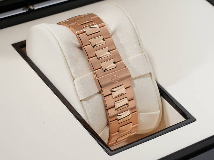 パテックフィリップ ノーチラス クロノグラフ Ref.5980/1R-001 ローズゴールド ブラックグラデーション文字盤