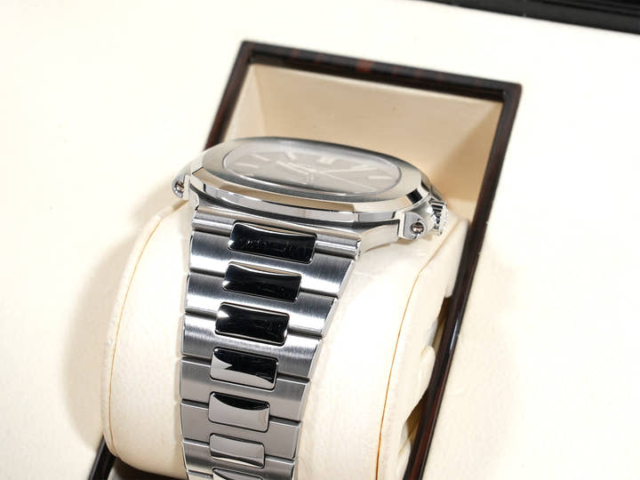 パテックフィリップ ノーチラス Ref.5711/1A-010 ステンレススチール ブルー文字盤