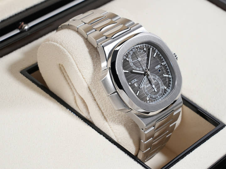 パテックフィリップ ノーチラス トラベルタイム クロノグラフ Ref.5990/1A-001 ステンレススチール ブラックグラデーション文字盤