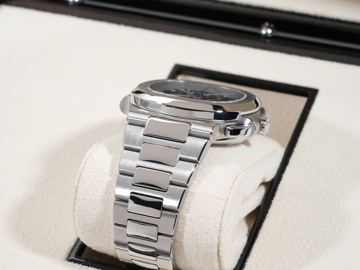 パテックフィリップ ノーチラス トラベルタイム クロノグラフ Ref.5990/1A-001 ステンレススチール ブラックグラデーション文字盤