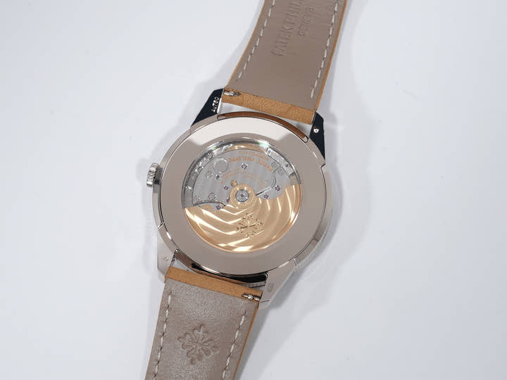 パテックフィリップ カラトラバ Ref.5226G-001 ホワイトゴールド ブラックグラデーションのテクスチャード ラック アントラサイト文字盤