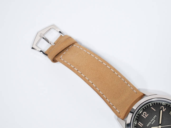 パテックフィリップ カラトラバ Ref.5226G-001 ホワイトゴールド ブラックグラデーションのテクスチャード ラック アントラサイト文字盤