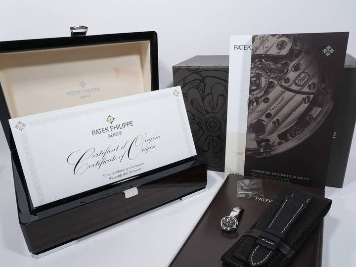 パテックフィリップ カラトラバ Ref.5226G-001 ホワイトゴールド ブラックグラデーションのテクスチャード ラック アントラサイト文字盤