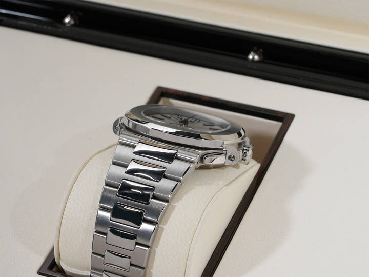 パテックフィリップ ノーチラス クロノグラフ Ref.5980/1A-019 ステンレススチール ホワイト文字盤