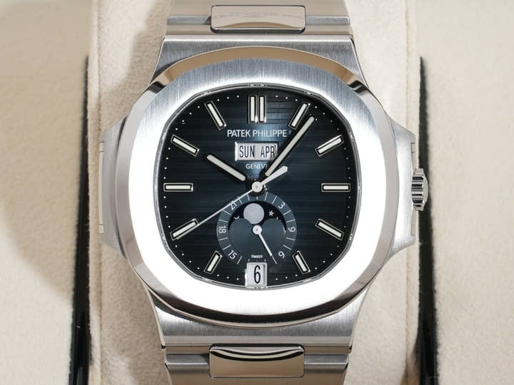 パテックフィリップ ノーチラス アニュアルカレンダー ムーンフェイズ Ref.5726/1A-014 ステンレススチール ブルー、ブラックグラデーション文字盤