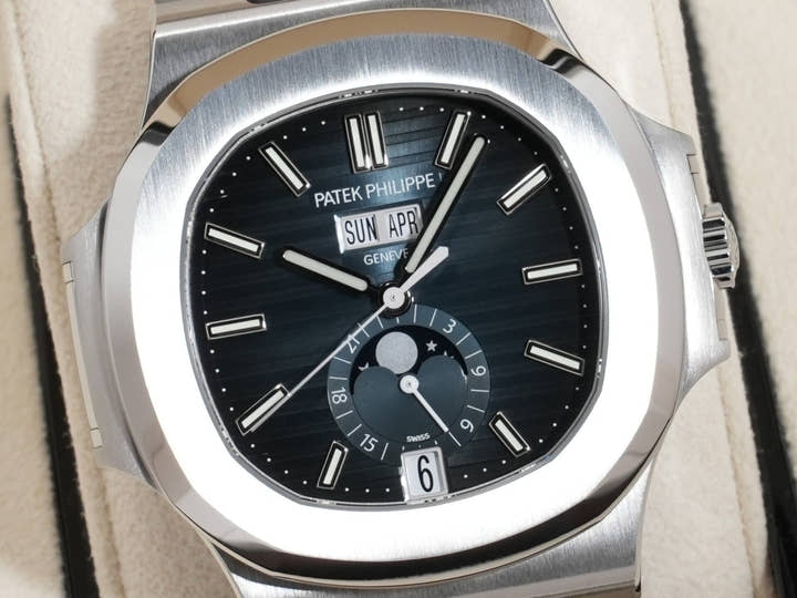 パテックフィリップ ノーチラス アニュアルカレンダー ムーンフェイズ Ref.5726/1A-014 ステンレススチール ブルー、ブラックグラデーション文字盤