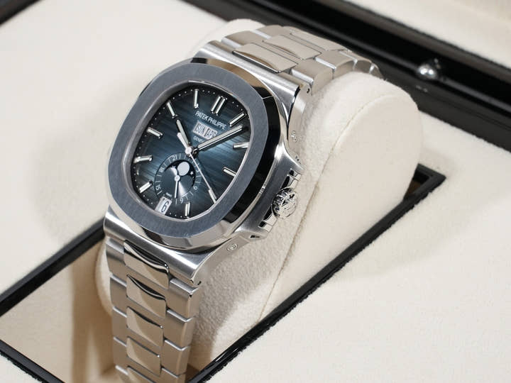 パテックフィリップ ノーチラス アニュアルカレンダー ムーンフェイズ Ref.5726/1A-014 ステンレススチール ブルー、ブラックグラデーション文字盤