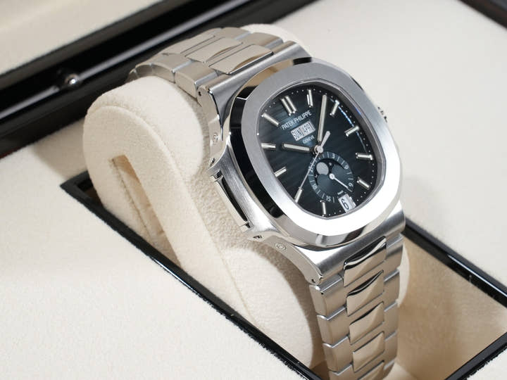 パテックフィリップ ノーチラス アニュアルカレンダー ムーンフェイズ Ref.5726/1A-014 ステンレススチール ブルー、ブラックグラデーション文字盤