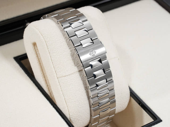 パテックフィリップ ノーチラス アニュアルカレンダー ムーンフェイズ Ref.5726/1A-014 ステンレススチール ブルー、ブラックグラデーション文字盤