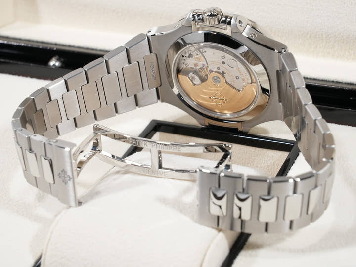 パテックフィリップ ノーチラス アニュアルカレンダー ムーンフェイズ Ref.5726/1A-014 ステンレススチール ブルー、ブラックグラデーション文字盤