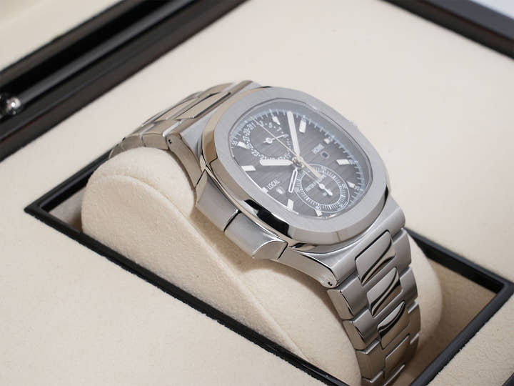 パテックフィリップ ノーチラス トラベルタイム クロノグラフ Ref.5990/1A-001 ステンレススチール ブラックグラデーション文字盤