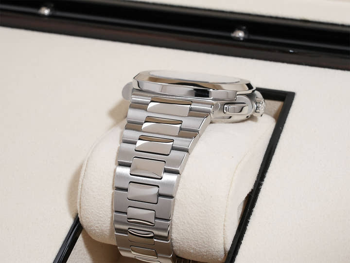 パテックフィリップ ノーチラス トラベルタイム クロノグラフ Ref.5990/1A-001 ステンレススチール ブラックグラデーション文字盤