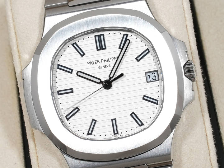 パテックフィリップ ノーチラス Ref.5711/1A-011 ステンレススチール ホワイト文字盤