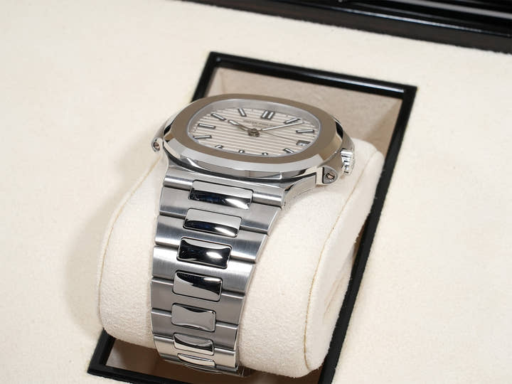 パテックフィリップ ノーチラス Ref.5711/1A-011 ステンレススチール ホワイト文字盤