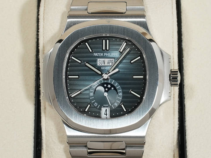 パテックフィリップ ノーチラス アニュアルカレンダー ムーンフェイズ Ref.5726/1A-014 ステンレススチール ブルー、ブラックグラデーション文字盤