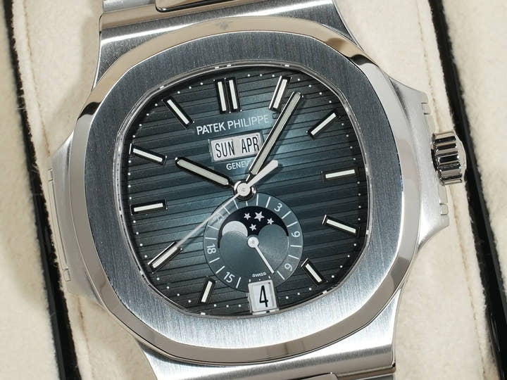 パテックフィリップ ノーチラス アニュアルカレンダー ムーンフェイズ Ref.5726/1A-014 ステンレススチール ブルー、ブラックグラデーション文字盤