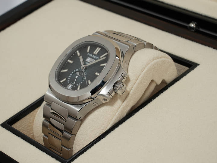 パテックフィリップ ノーチラス アニュアルカレンダー ムーンフェイズ Ref.5726/1A-014 ステンレススチール ブルー、ブラックグラデーション文字盤