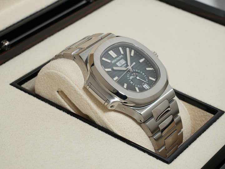 パテックフィリップ ノーチラス アニュアルカレンダー ムーンフェイズ Ref.5726/1A-014 ステンレススチール ブルー、ブラックグラデーション文字盤