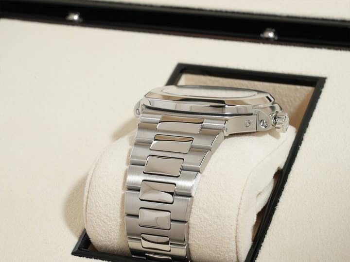 パテックフィリップ ノーチラス アニュアルカレンダー ムーンフェイズ Ref.5726/1A-014 ステンレススチール ブルー、ブラックグラデーション文字盤