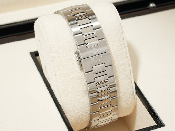 パテックフィリップ ノーチラス アニュアルカレンダー ムーンフェイズ Ref.5726/1A-014 ステンレススチール ブルー、ブラックグラデーション文字盤