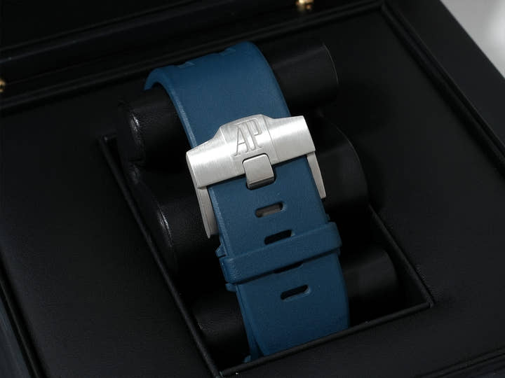 オーデマピゲ ロイヤルオーク オフショア クロノグラフ Ref.26401PO.OO.A018CR.01 プラチナ ブルー文字盤 中古 rom6jf5t