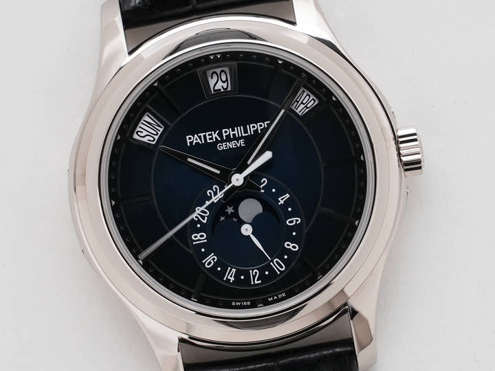 パテックフィリップ アニュアルカレンダー Ref.5205G-013 ホワイトゴールド ブルーブラックグラデーション文字盤