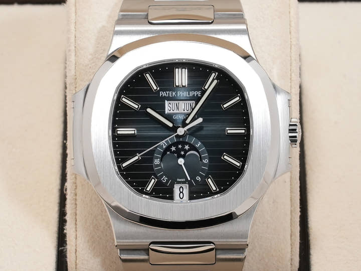 パテックフィリップ ノーチラス アニュアルカレンダー ムーンフェイズ Ref.5726/1A-014 ステンレススチール ブルー、ブラックグラデーション文字盤
