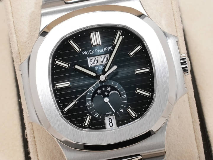 パテックフィリップ ノーチラス アニュアルカレンダー ムーンフェイズ Ref.5726/1A-014 ステンレススチール ブルー、ブラックグラデーション文字盤