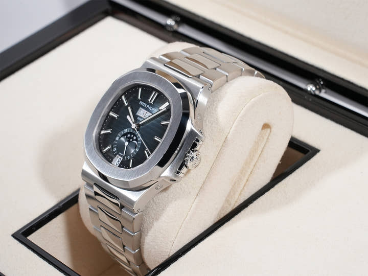 パテックフィリップ ノーチラス アニュアルカレンダー ムーンフェイズ Ref.5726/1A-014 ステンレススチール ブルー、ブラックグラデーション文字盤