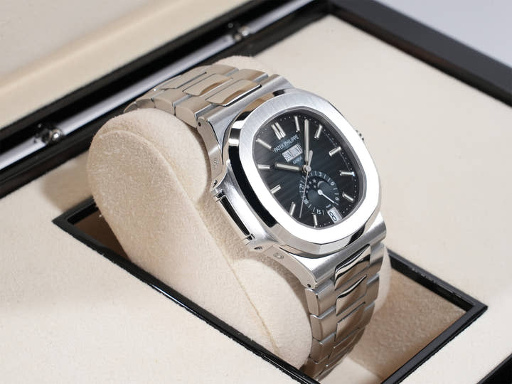 パテックフィリップ ノーチラス アニュアルカレンダー ムーンフェイズ Ref.5726/1A-014 ステンレススチール ブルー、ブラックグラデーション文字盤