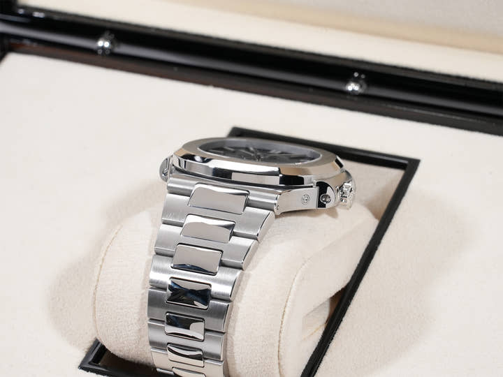 パテックフィリップ ノーチラス アニュアルカレンダー ムーンフェイズ Ref.5726/1A-014 ステンレススチール ブルー、ブラックグラデーション文字盤