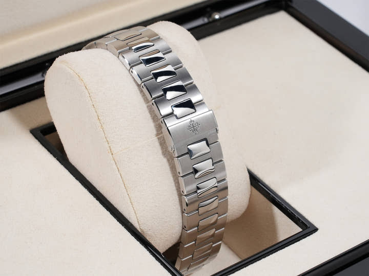 パテックフィリップ ノーチラス アニュアルカレンダー ムーンフェイズ Ref.5726/1A-014 ステンレススチール ブルー、ブラックグラデーション文字盤