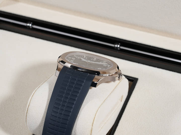 パテックフィリップ アクアノート Ref.5168G-001 ホワイトゴールド ミッドナイトブルー文字盤